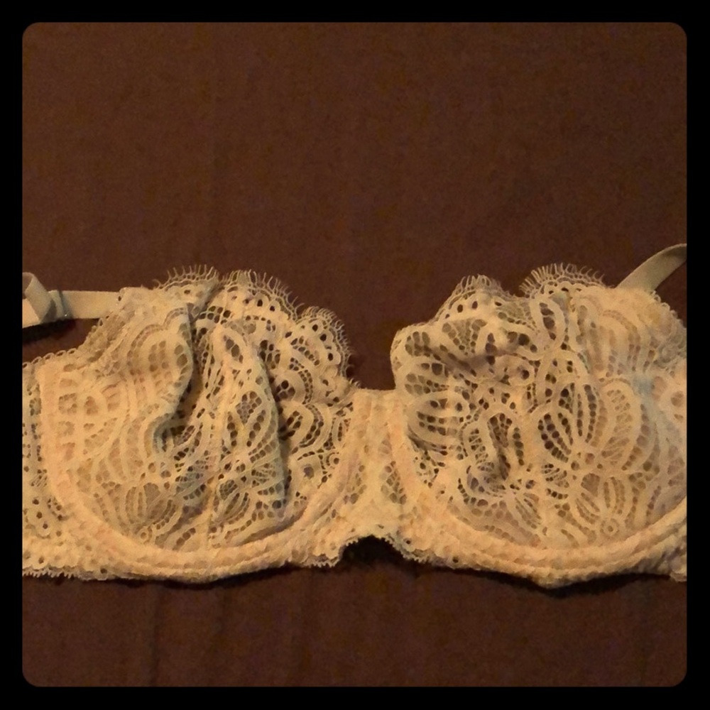 38 D Cream Lace Victoria’s Secret Bra